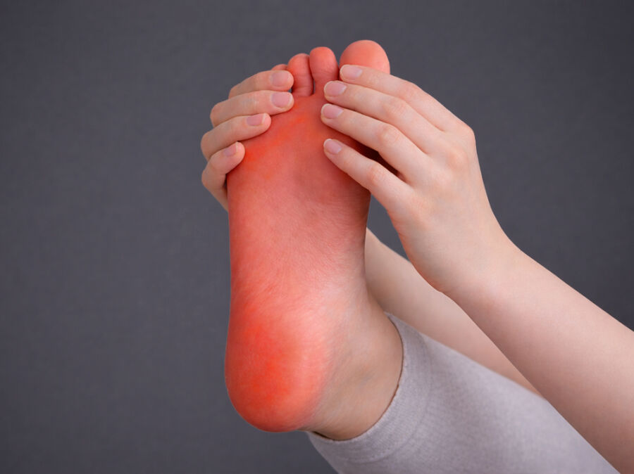 疲れ果てて足をさする人